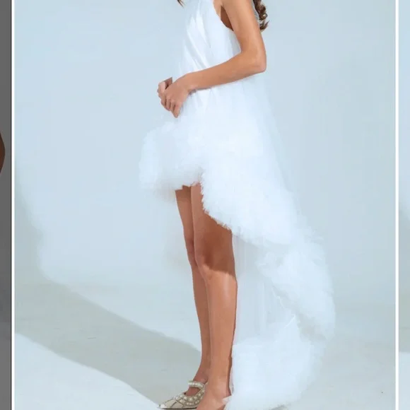 Elegant White Sleeveless Dress - Picture 3 of 7